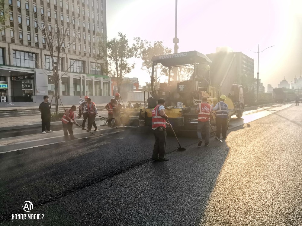 鄭州鄭汴路未來路瀝青洗刨攤鋪