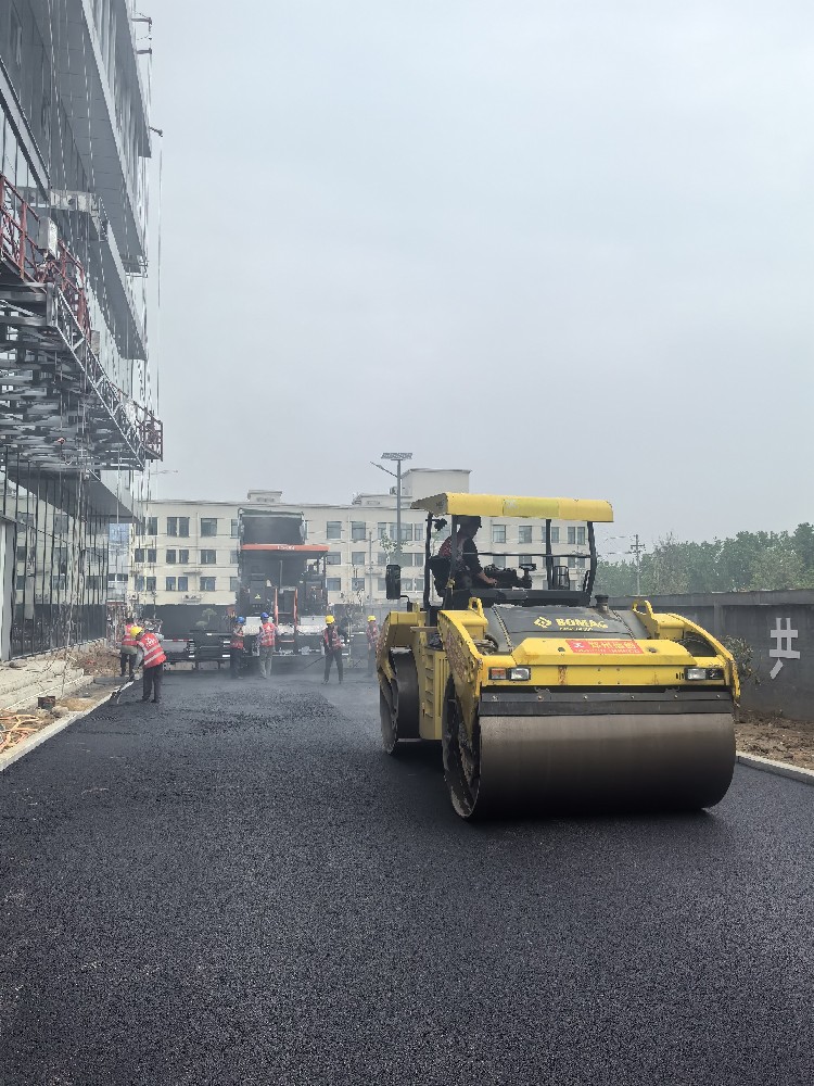 炎熱天氣瀝青路面施工